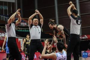 直播吧:争议裁判闫军执法CBA总决赛G2